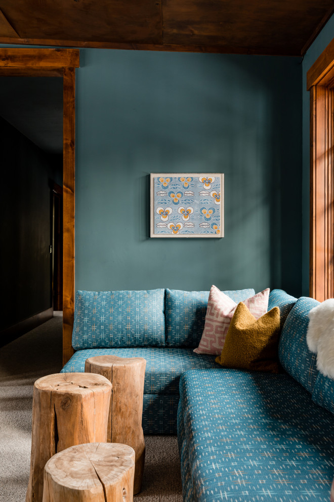Aménagement d'une salle de séjour mansardée ou avec mezzanine éclectique de taille moyenne avec un mur bleu, moquette, un sol beige et un plafond en bois.