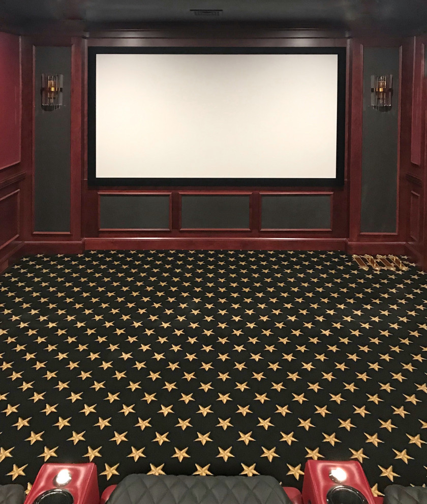 Imagen de cine en casa cerrado tradicional de tamaño medio con moqueta y pantalla de proyección