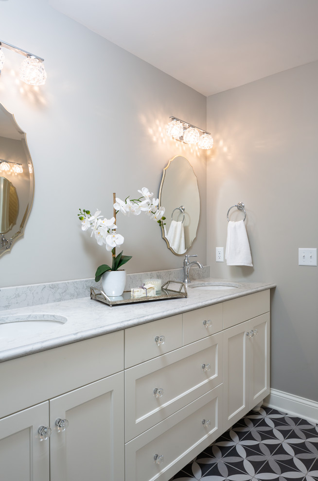Inspiration for a transitional master bathroom remodel in Minneapolis