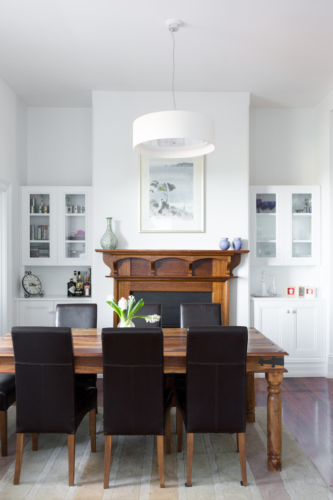 This is an example of a contemporary dining room in Melbourne.