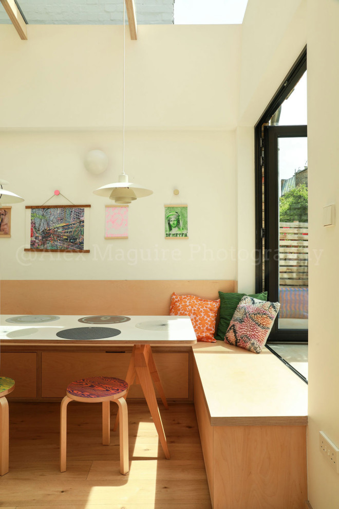 Esempio di una sala da pranzo aperta verso il soggiorno contemporanea di medie dimensioni con pareti bianche e pavimento in legno massello medio