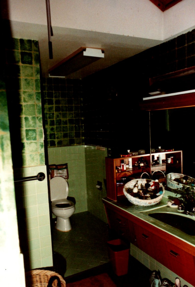 Cette photo montre une salle de bain principale tendance de taille moyenne avec un placard à porte plane, une baignoire posée, un espace douche bain, WC à poser, un carrelage multicolore, un carrelage en pâte de verre, un mur blanc, un sol en carrelage de porcelaine, un plan de toilette en marbre, un sol gris, aucune cabine, un plan de toilette multicolore et meuble-lavabo encastré.