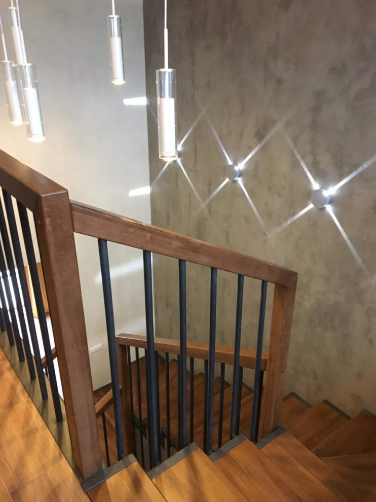 Лестница деревянная в загородном коттедже