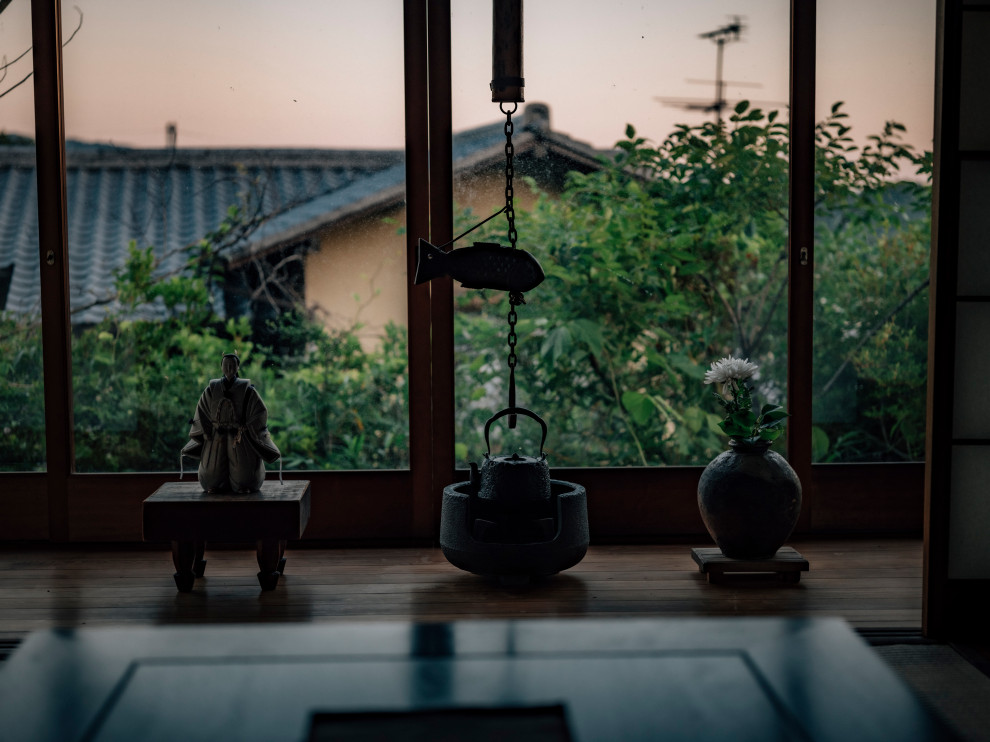 Foto de salón para visitas abierto de estilo zen sin chimenea y televisor con paredes beige, suelo de bambú, suelo amarillo, madera y madera