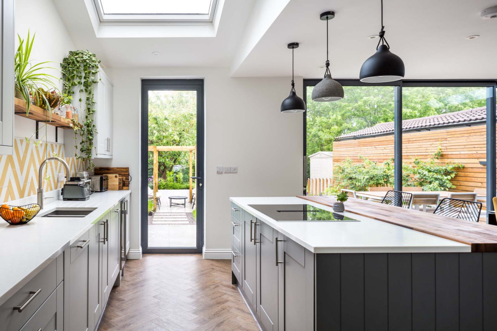 This is an example of a mid-sized contemporary kitchen in Devon.