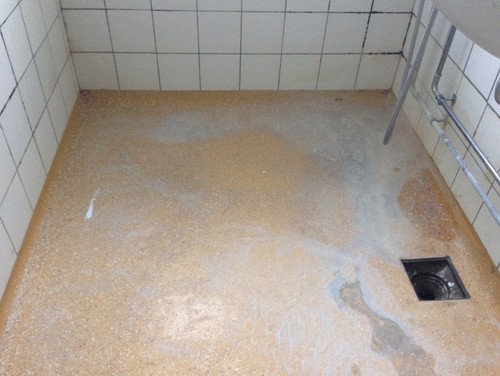 Maling af terrazzogulv i badeværelse med epoxy Badeværelse maling