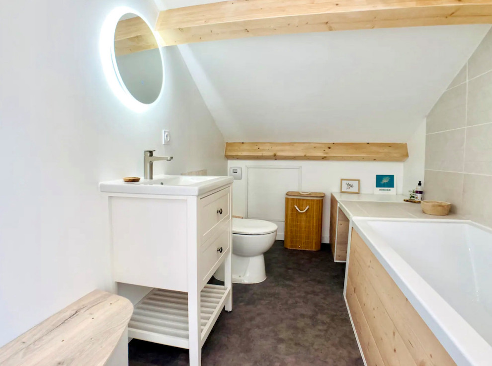 Imagen de cuarto de baño único marinero con bañera encastrada sin remate, sanitario de una pieza, baldosas y/o azulejos beige y suelo de linóleo