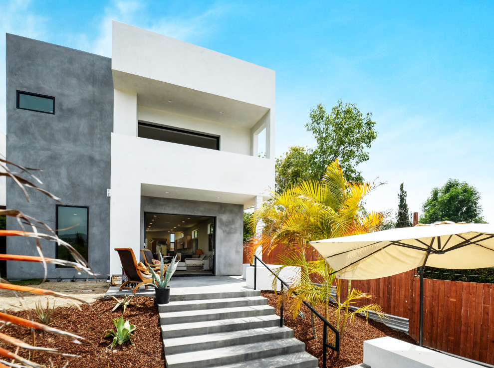 Idee per la villa grande bianca moderna a due piani con rivestimenti misti, tetto piano, copertura verde e tetto grigio