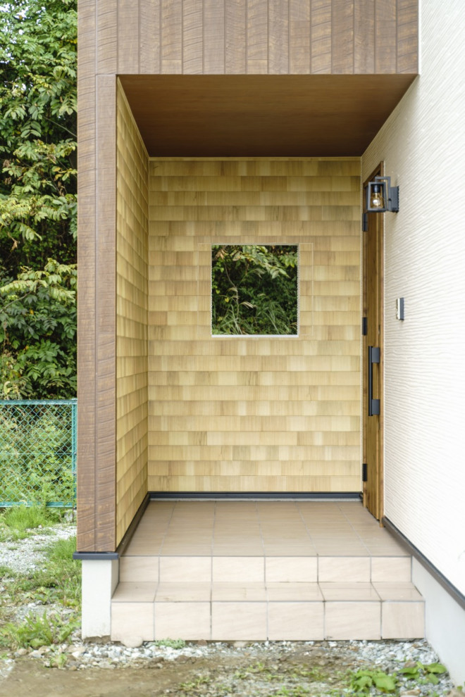 Esempio di una porta d'ingresso moderna di medie dimensioni con pareti bianche, pavimento con piastrelle in ceramica, una porta singola, una porta marrone, pavimento arancione, soffitto in carta da parati e carta da parati