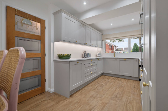Light Neutral Shaker Kitchen klassisk-koek