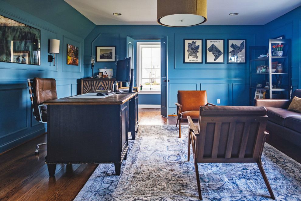 Cette image montre un bureau traditionnel de taille moyenne avec un mur bleu, un sol en bois brun, un bureau indépendant et du lambris.