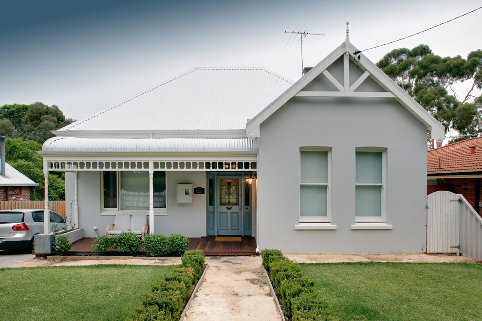 Design ideas for a mid-sized country one-storey grey house exterior in Perth with a hip roof and a metal roof.
