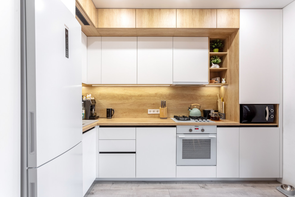 Кухня в современном стиле с витринами в Калининграде