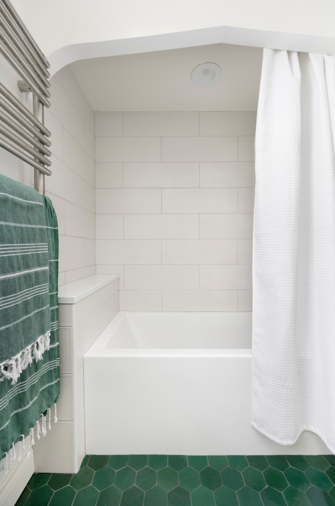 Идея дизайна: главная ванная комната среднего размера в стиле неоклассика (современная классика) с открытыми фасадами, ванной в нише, душем над ванной, унитазом-моноблоком, белой плиткой, керамической плиткой, белыми стенами, полом из керамической плитки, подвесной раковиной, зеленым полом, шторкой для ванной, белой столешницей, нишей, тумбой под одну раковину и встроенной тумбой