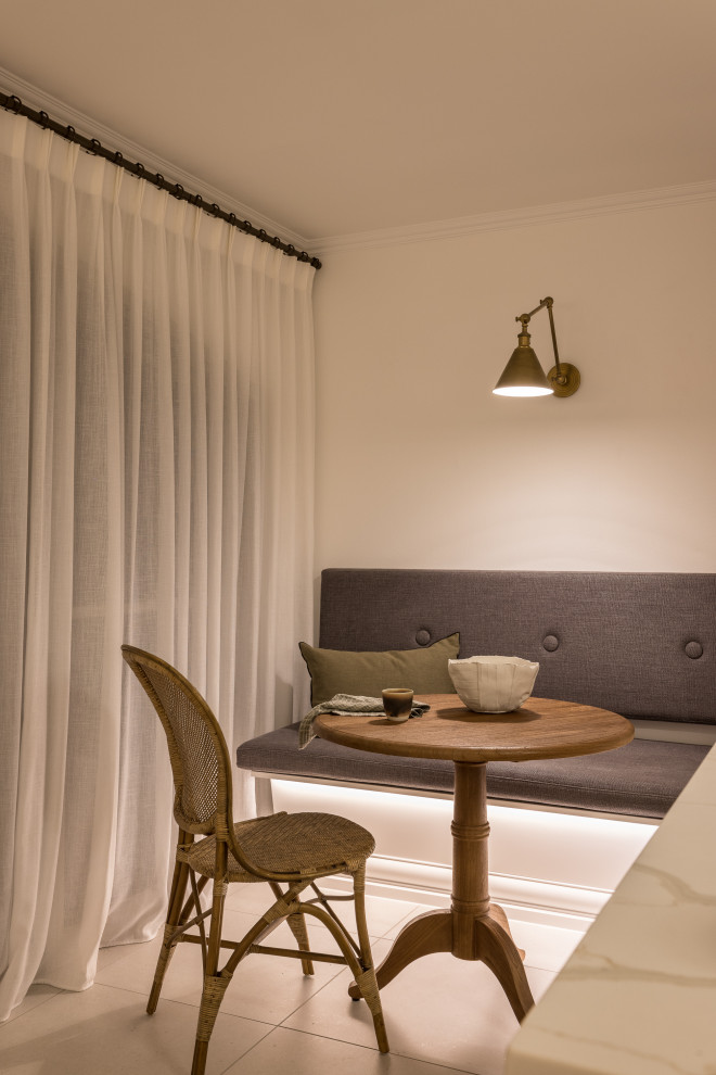 Idée de décoration pour une petite salle à manger design fermée avec un mur beige, un sol en carrelage de porcelaine et un sol beige.