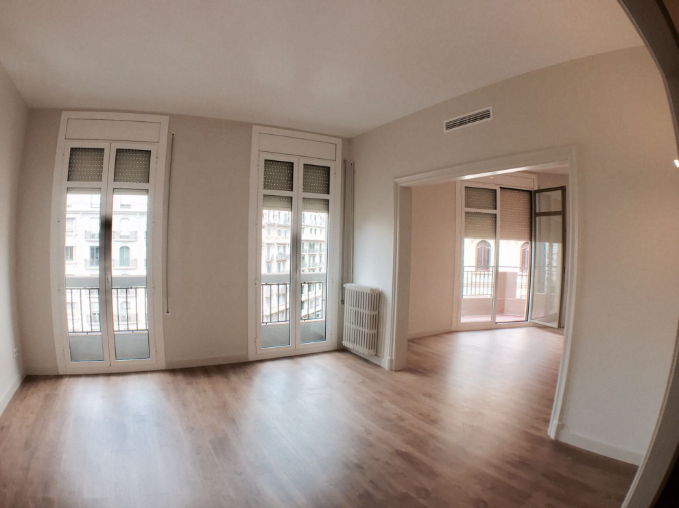 Cette photo montre une salle de séjour tendance de taille moyenne et ouverte avec un mur blanc et sol en stratifié.