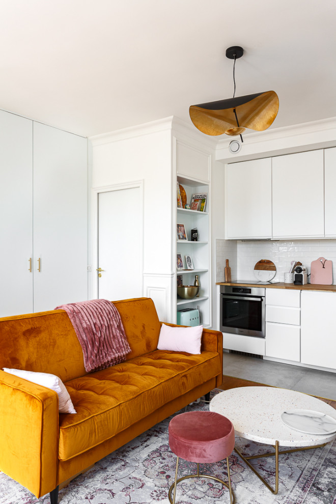 Exemple d'une petite salle de séjour ouverte avec un mur blanc, un sol en bois brun, une cheminée standard, un manteau de cheminée en pierre, un téléviseur indépendant et un sol marron.