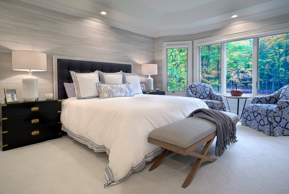 Стильный дизайн: большая хозяйская спальня в классическом стиле с серыми стенами, ковровым покрытием, белым полом, сводчатым потолком и обоями на стенах - последний тренд