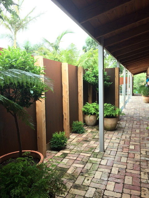 Poolside Frankston South resort-courtyard