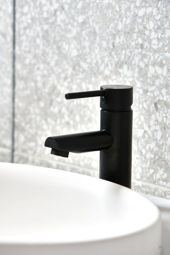 Idéer för ett litet modernt vit badrum, med skåp i shakerstil, vita skåp, en dusch/badkar-kombination, en vägghängd toalettstol, grå kakel, porslinskakel, grå väggar, klinkergolv i porslin, bänkskiva i kvarts, grått golv och med dusch som är öppen