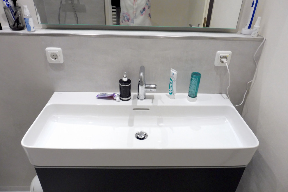 Inspiration för mellanstora moderna badrum med dusch, med släta luckor, grå skåp, en kantlös dusch, en vägghängd toalettstol, grå kakel, keramikplattor, beige väggar, ett fristående handfat, grått golv och dusch med gångjärnsdörr