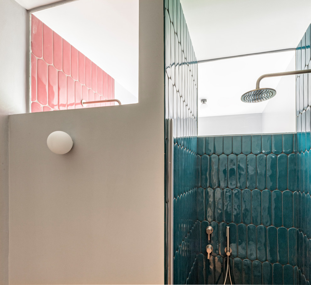 Idéer för små funkis rosa badrum med dusch, med luckor med upphöjd panel, lila skåp, en dusch i en alkov, en vägghängd toalettstol, grön kakel, porslinskakel, grå väggar, mellanmörkt trägolv, ett fristående handfat, träbänkskiva och dusch med gångjärnsdörr