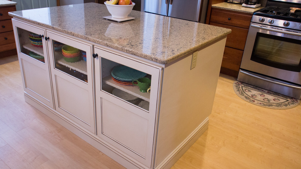 Kitchen - mid-sized transitional kitchen idea