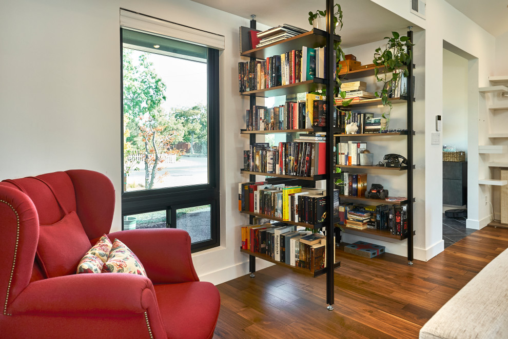 Mittelgroße, Offene Retro Bibliothek mit weißer Wandfarbe, braunem Holzboden und braunem Boden in San Francisco