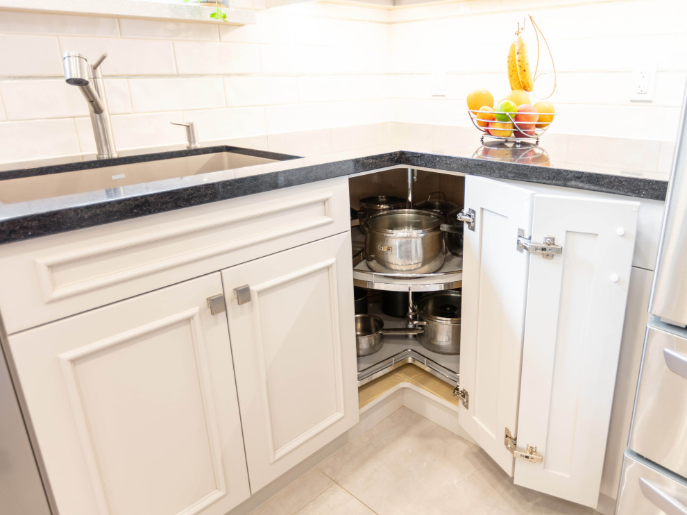 Kitchen - traditional kitchen idea in Toronto