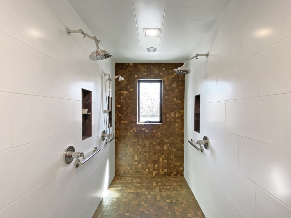 Inspiration för mellanstora moderna en-suite badrum, med släta luckor, skåp i mörkt trä, ett undermonterat badkar, en kantlös dusch, en bidé, vit kakel, keramikplattor, vita väggar, klinkergolv i porslin, ett undermonterad handfat, marmorbänkskiva, brunt golv och dusch med gångjärnsdörr