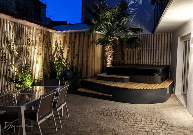 Un patio luxuriant contemporary-pool