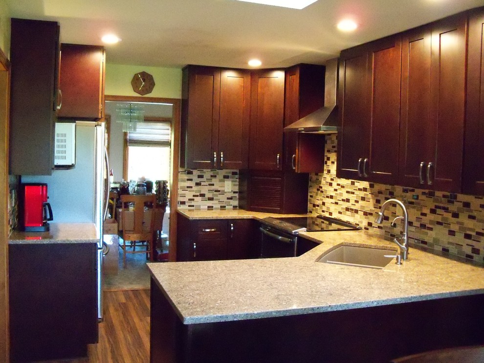 Example of a small transitional u-shaped medium tone wood floor and brown floor eat-in kitchen design in Phoenix with an undermount sink, shaker cabinets, dark wood cabinets, multicolored backsplash, stainless steel appliances, a peninsula, granite countertops and glass tile backsplash