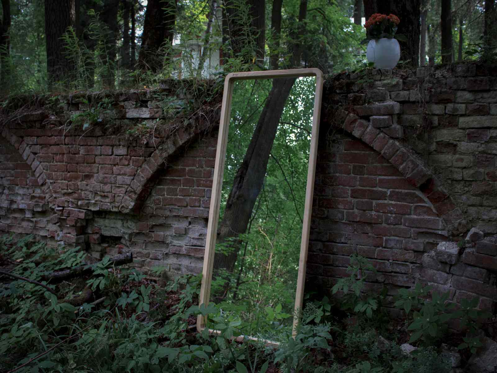 Зеркало в раме из ясеня