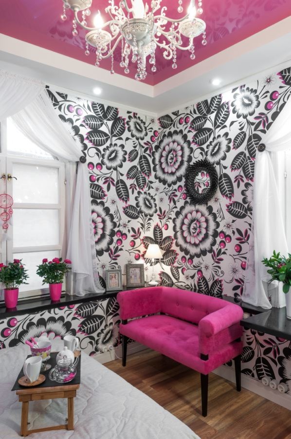 Потолок и диван цвета фуксии