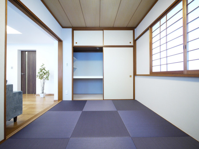 モダンな和室のある3LDK asiatisch-wohnzimmer