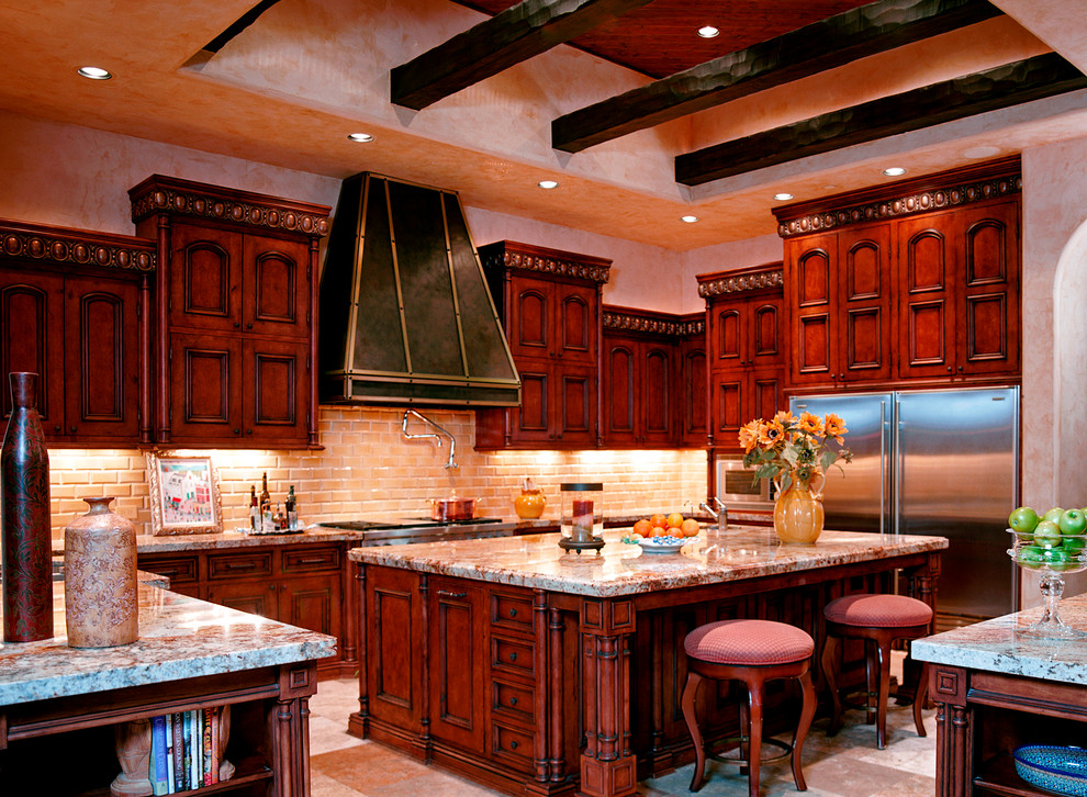 Kitchen - traditional kitchen idea in Phoenix