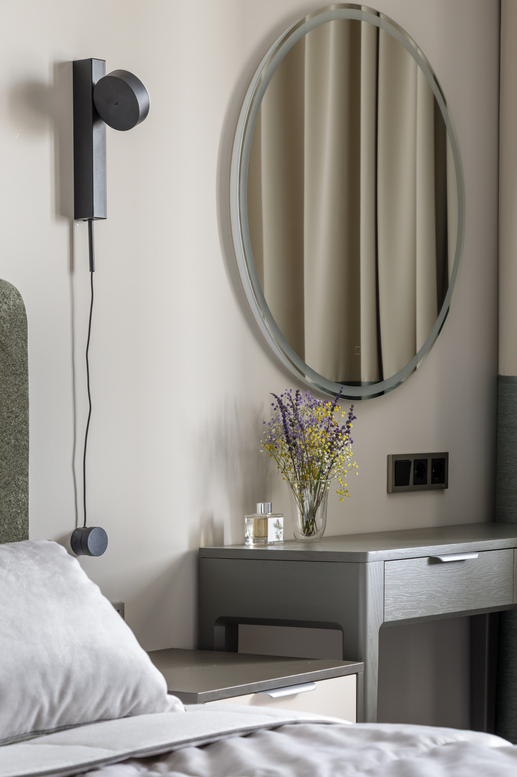 Интерьер квартиры в Приморском районе Санкт-Петербурга с видом на Лахта Центр