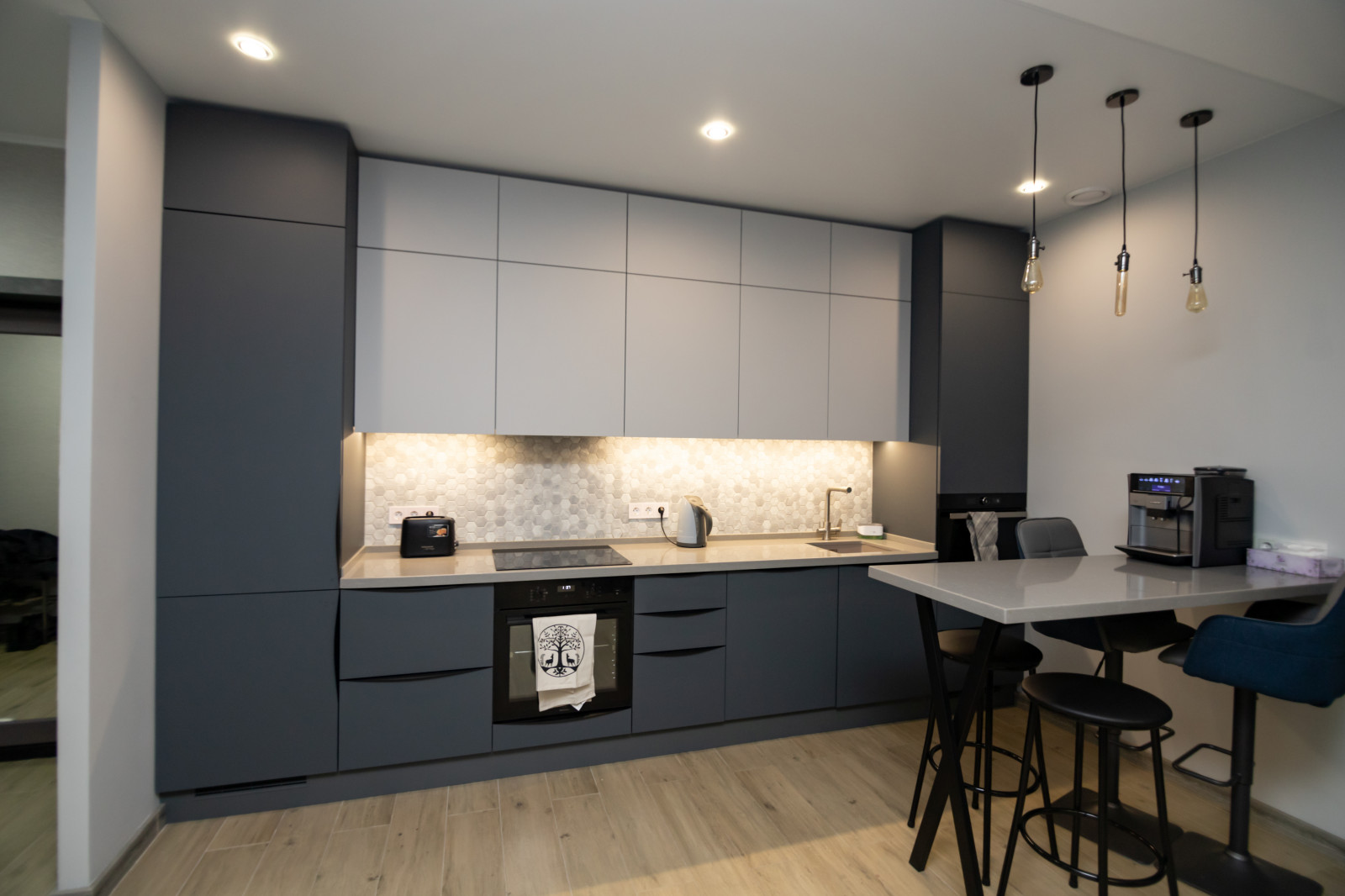 Двухцветная матовая кухня