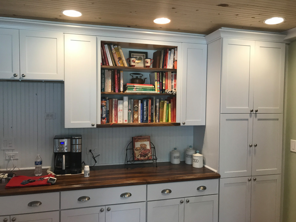 Example of a transitional home design design in Chicago