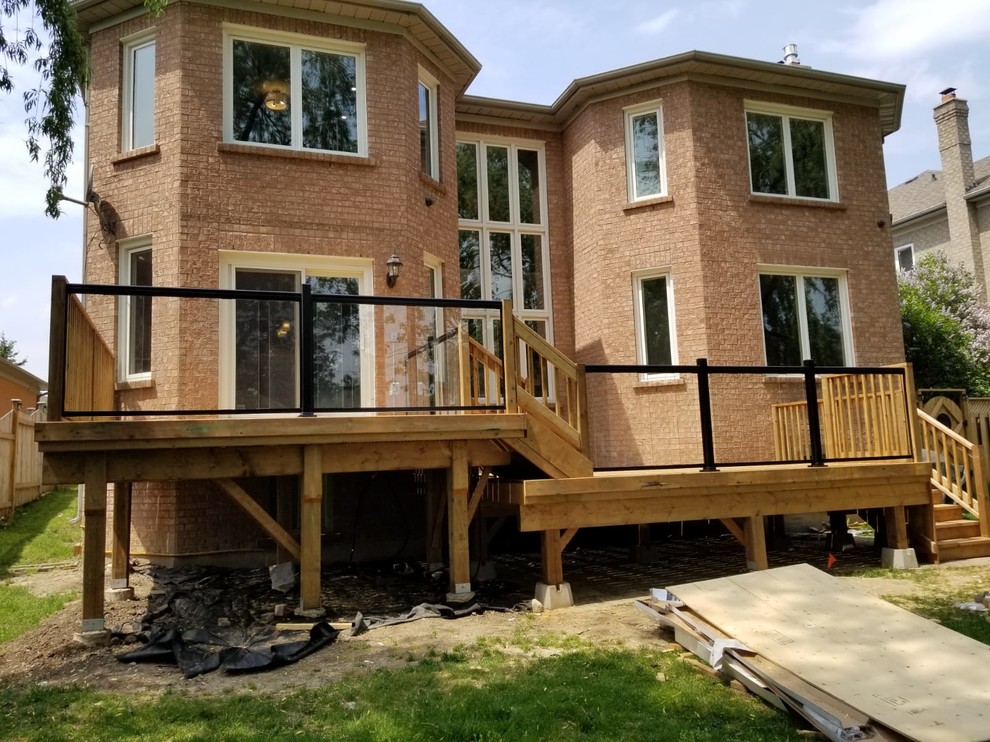 Example of a transitional deck design in Toronto