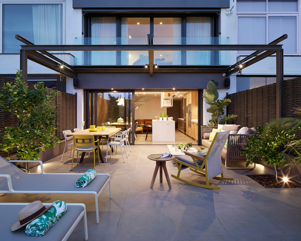Inspiration for a mid-sized contemporary backyard patio in Barcelona with a container garden.