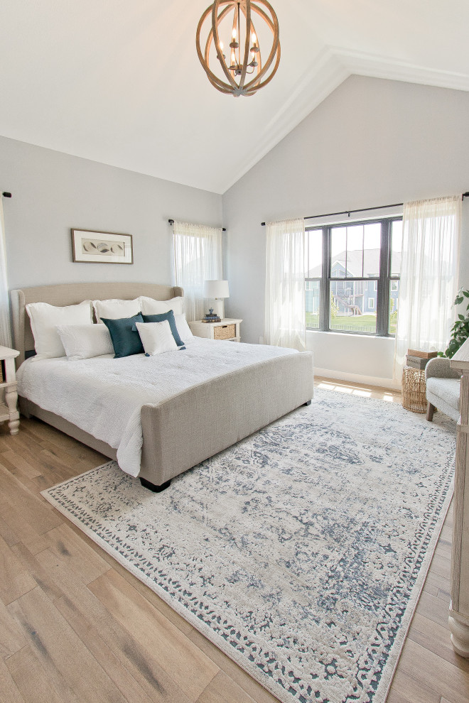 Immagine di una camera da letto chic con pavimento in legno massello medio, pavimento marrone e soffitto a volta