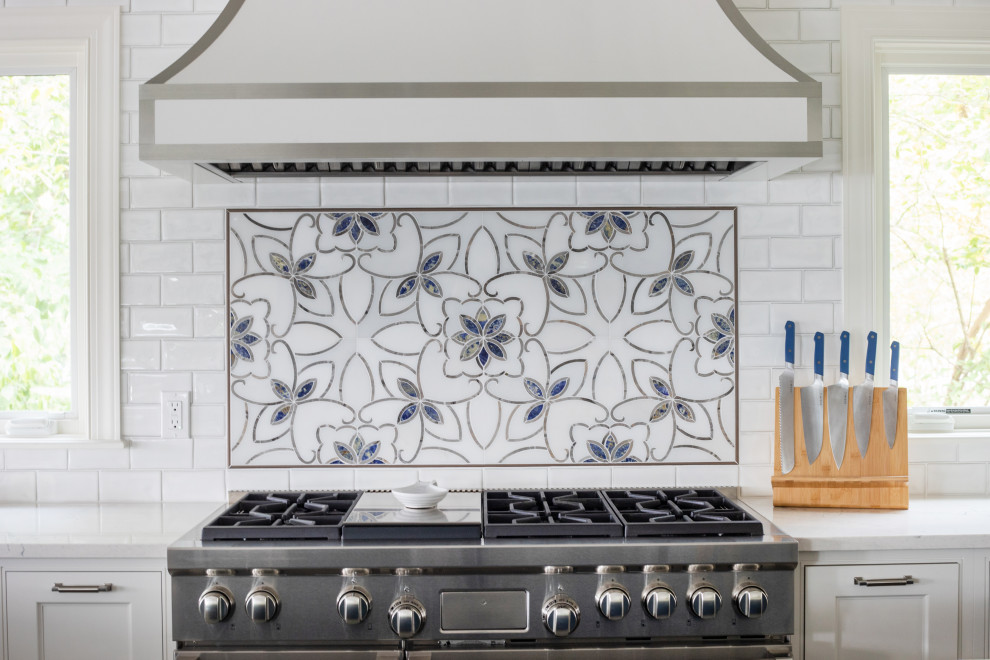 Immagine di una grande cucina moderna con lavello sottopiano, ante con riquadro incassato, ante blu, top in quarzite, paraspruzzi bianco, paraspruzzi con piastrelle in ceramica, parquet scuro e top beige