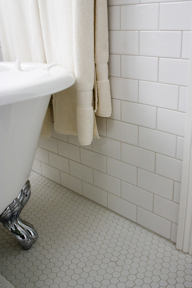 Inspiration för ett mellanstort vintage badrum med dusch, med ett badkar med tassar, vit kakel, tunnelbanekakel, vita väggar och klinkergolv i keramik