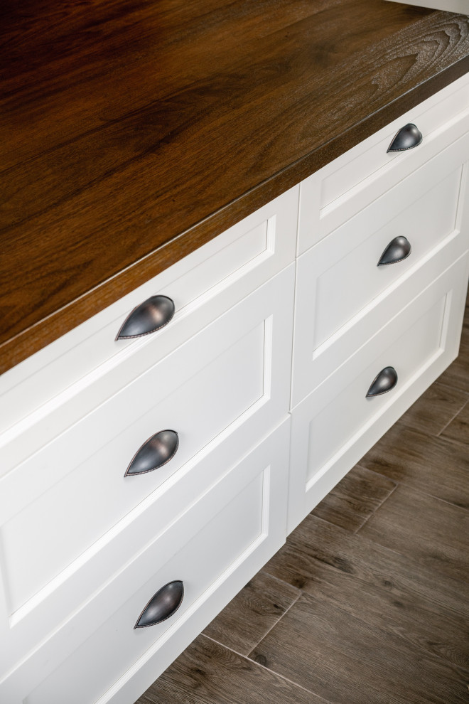 Example of a transitional home design design in Newark