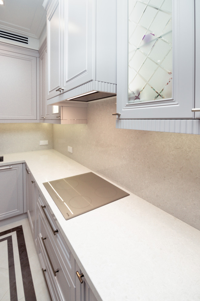 Нежно-серая кухня в неоклассическом стиле