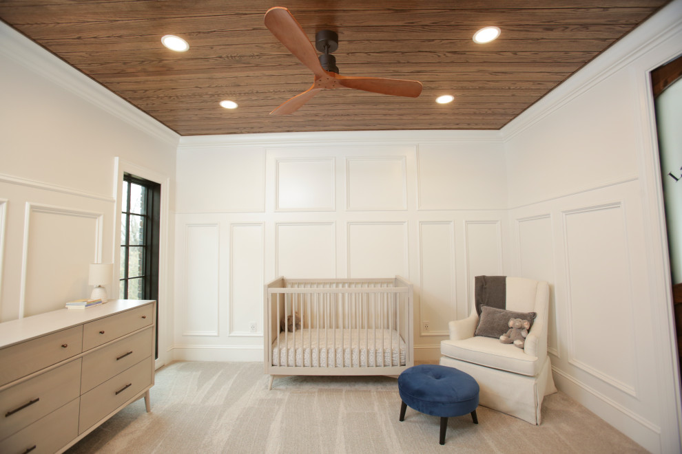 カンザスシティにあるトランジショナルスタイルのおしゃれな赤ちゃん部屋 (白い壁、カーペット敷き、男女兼用、塗装板張りの天井) の写真