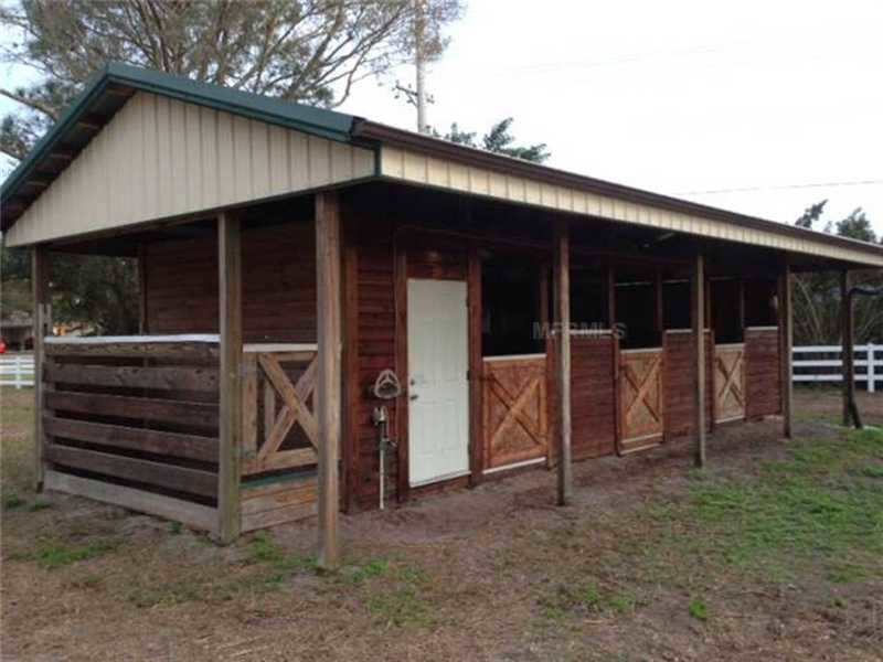 Photo of a mid-sized country detached barn in Tampa.