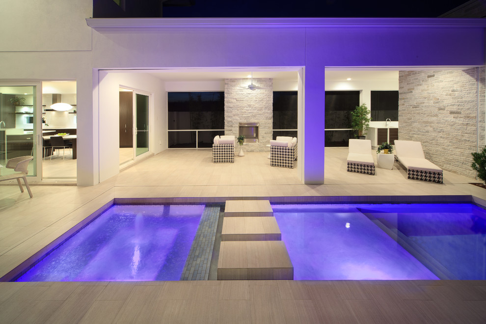 This is an example of a contemporary pool in Orlando.