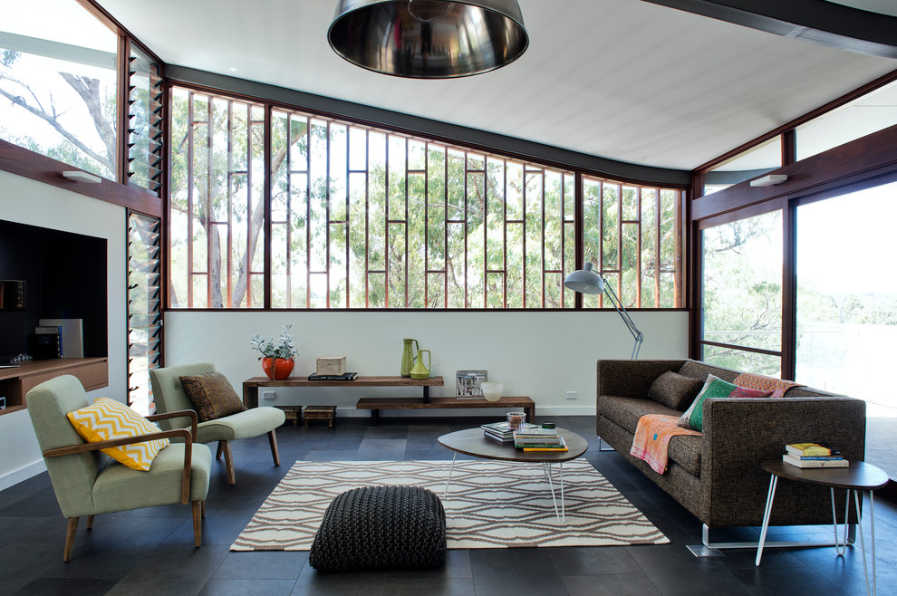 Design ideas for a midcentury living room in Perth.